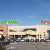 Giriamo cos� a destra per entrare nell�area dove si trovano i negozi pi� frequentati: Leroy Merlin, Mediaworld, Ipercoop e Mongolfiera, quest�ultimo il primo grande magazzino ad essere stato inaugurato, nel 2003. A dominare sono le gigantesche insegne dai colori sgargianti e i parcheggi affollati